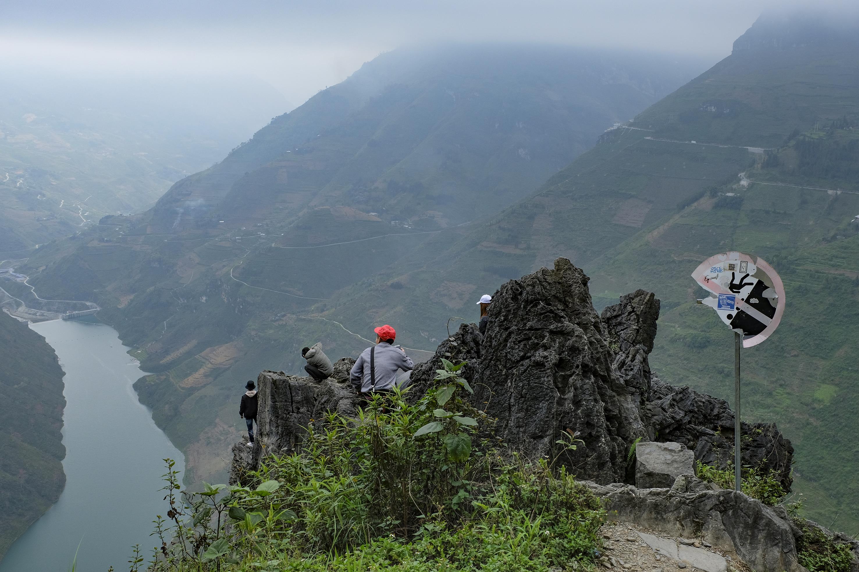 Không nên “sống ảo” bất chấp nguy hiểm